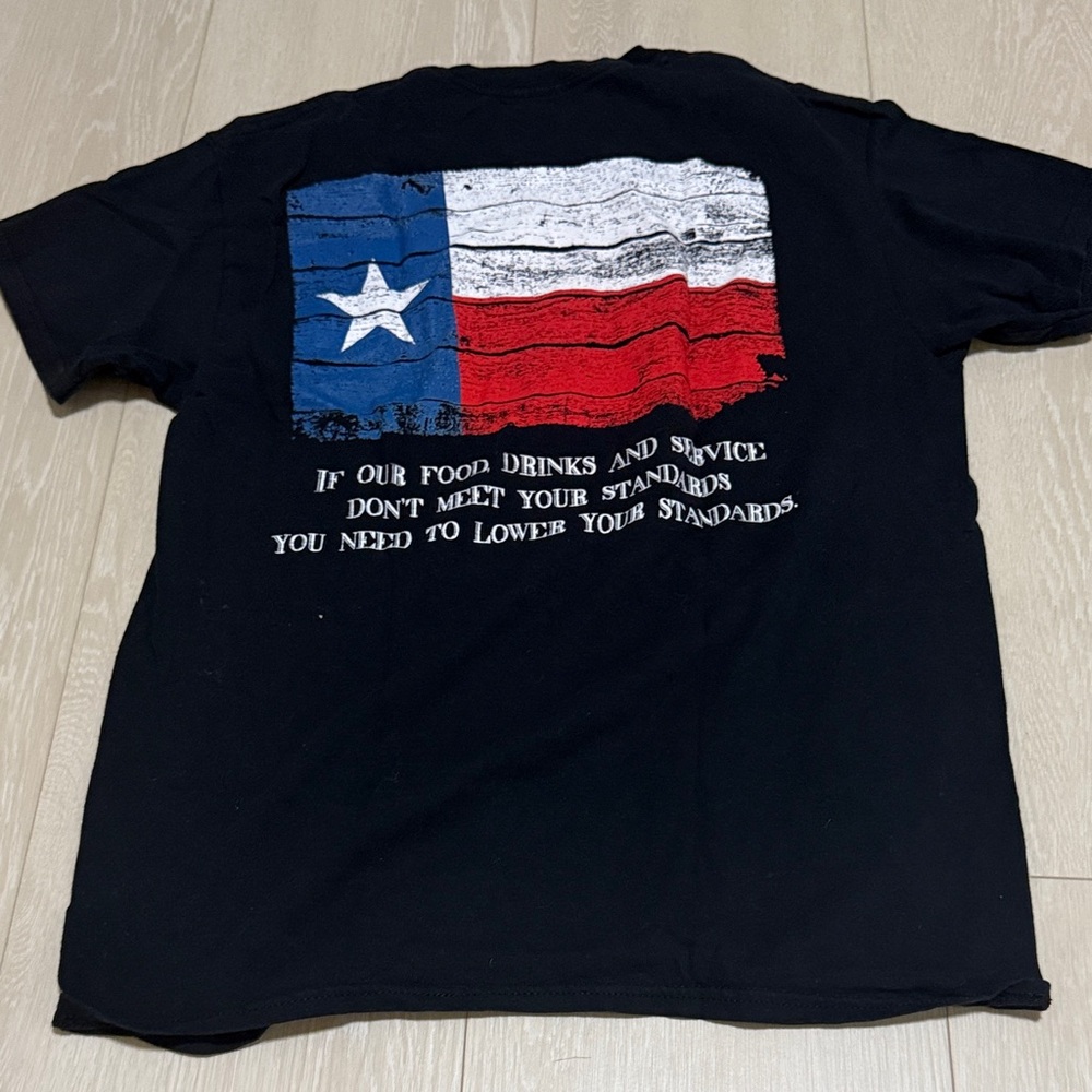 ✨ Texas Hard Eight Pit BBQ Black Graphic Tee with Red Design - Picture 3 of 5